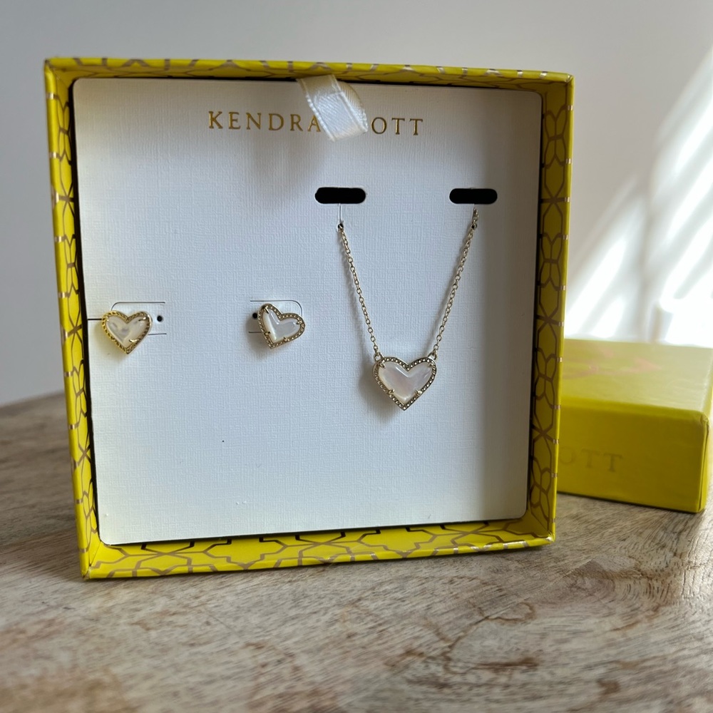 Kendra Scott Ari Heart Necklace & Earrings Gift Set